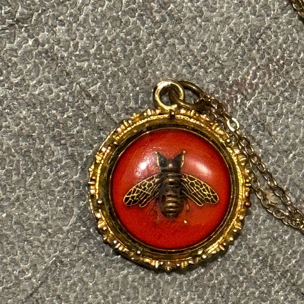 Gold necklace with Gucci Bee